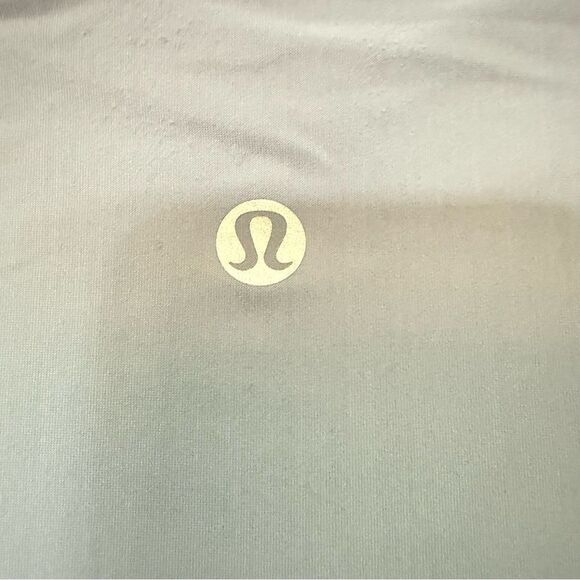 Lululemon T-Shirt - size 2 - Picture 4 of 4